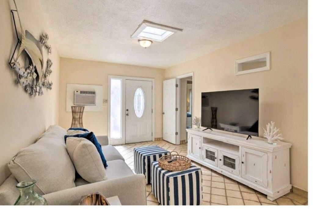 For Sale: $1,499,000 (3 beds, 2 baths, 4104 Square Feet)