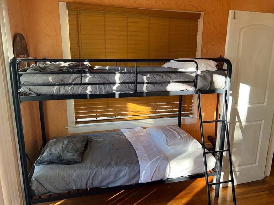 For Sale: $1,499,000 (3 beds, 2 baths, 4104 Square Feet)