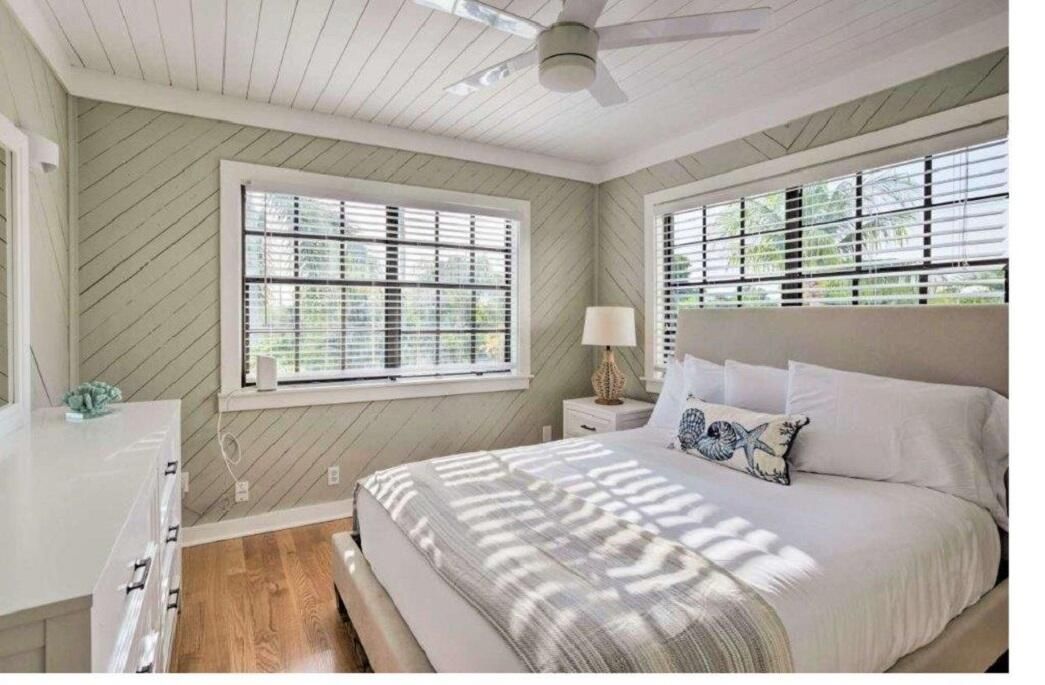 For Sale: $1,499,000 (3 beds, 2 baths, 4104 Square Feet)