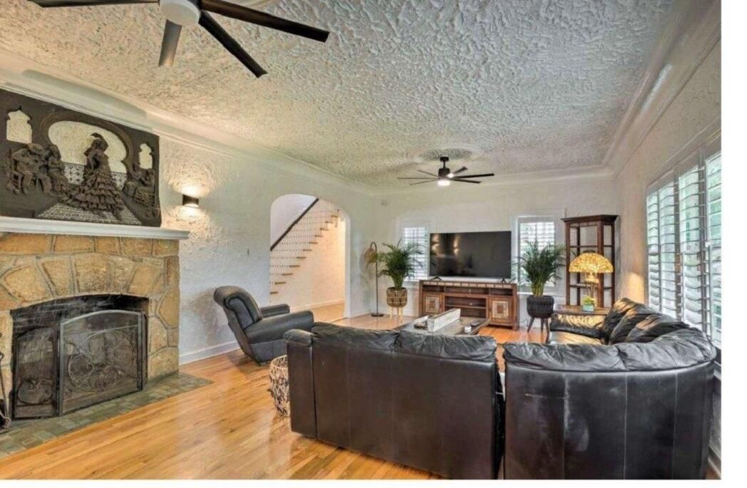 For Sale: $1,499,000 (3 beds, 2 baths, 4104 Square Feet)