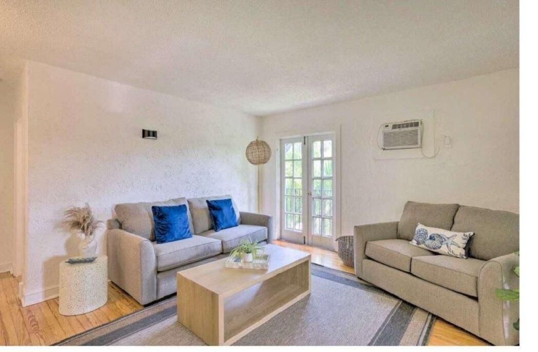 For Sale: $1,499,000 (3 beds, 2 baths, 4104 Square Feet)