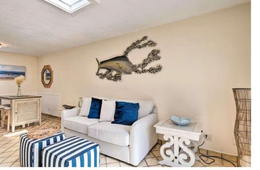 For Sale: $1,499,000 (3 beds, 2 baths, 4104 Square Feet)