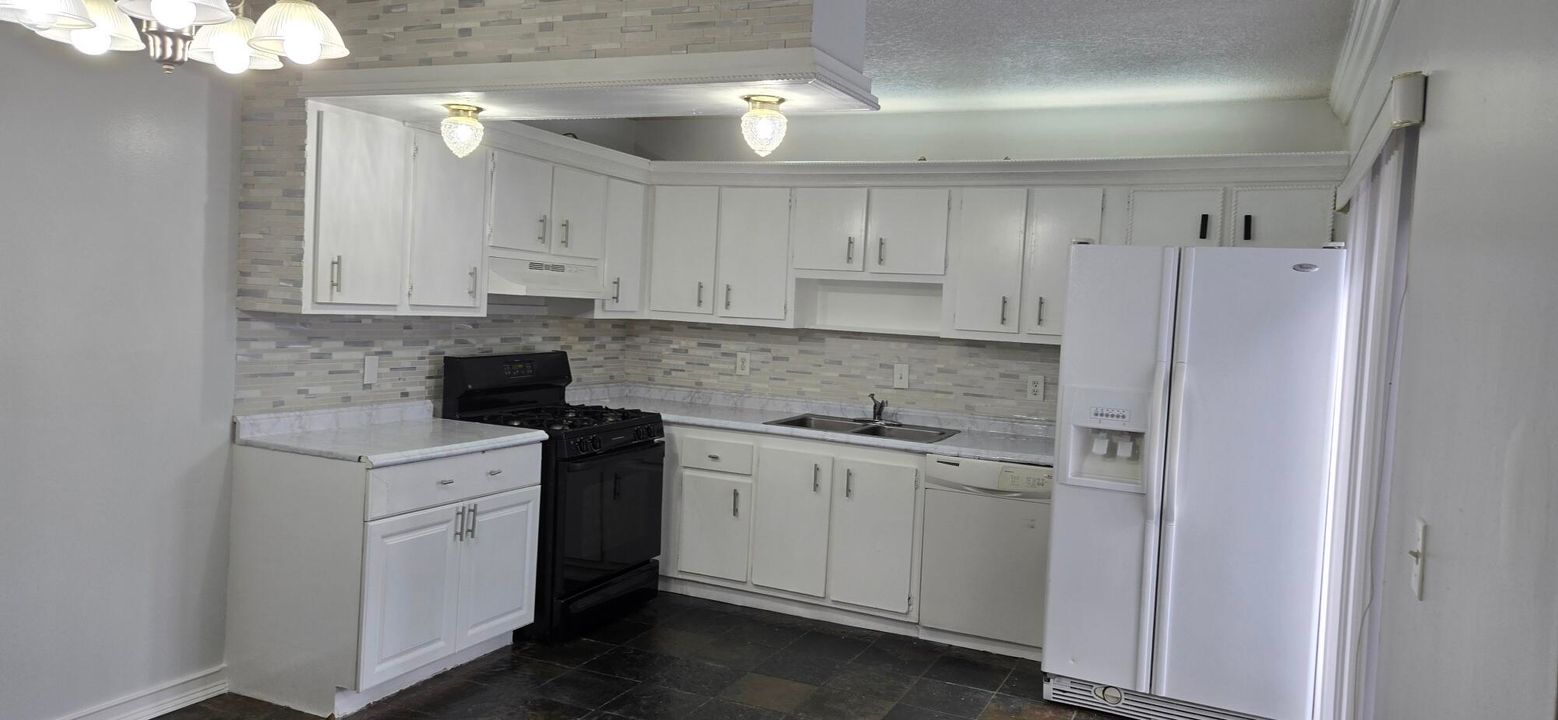 待售: $275,000 (2 贝兹, 2 浴室, 1328 平方英尺)