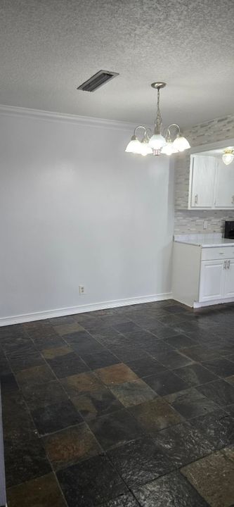 待售: $275,000 (2 贝兹, 2 浴室, 1328 平方英尺)