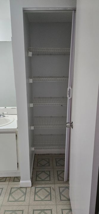 待售: $275,000 (2 贝兹, 2 浴室, 1328 平方英尺)