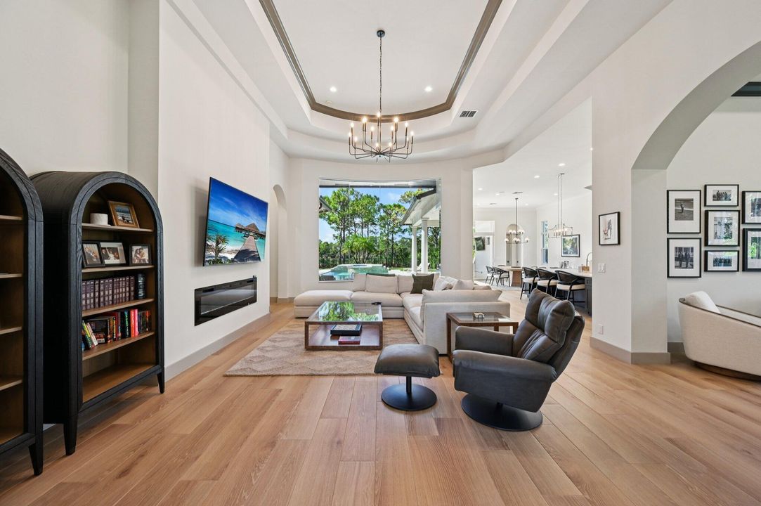 合同活跃: $2,795,000 (4 贝兹, 5 浴室, 3765 平方英尺)