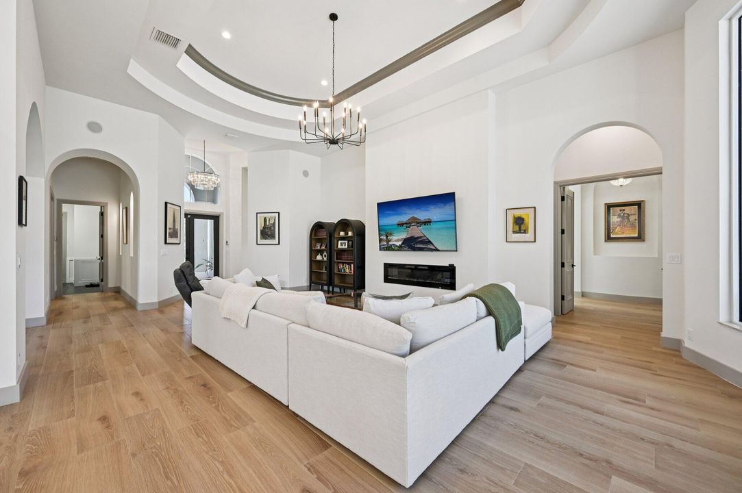 合同活跃: $2,795,000 (4 贝兹, 5 浴室, 3765 平方英尺)