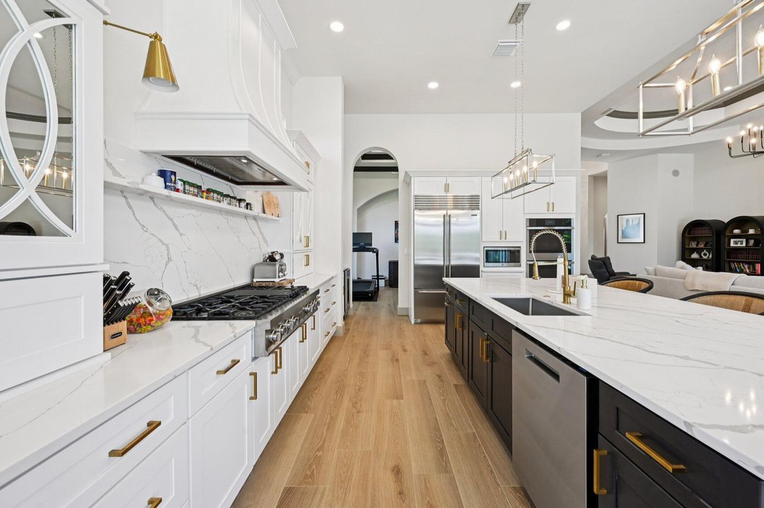 合同活跃: $2,795,000 (4 贝兹, 5 浴室, 3765 平方英尺)