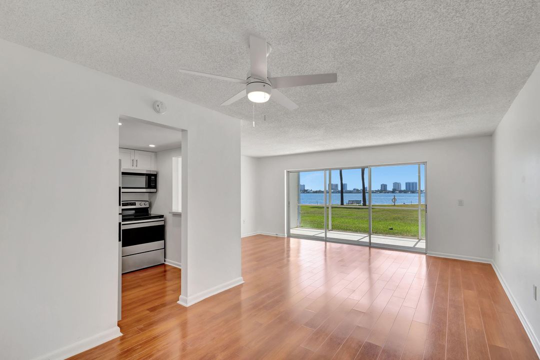 Active With Contract: $220,000 (1 beds, 1 baths, 674 Square Feet)