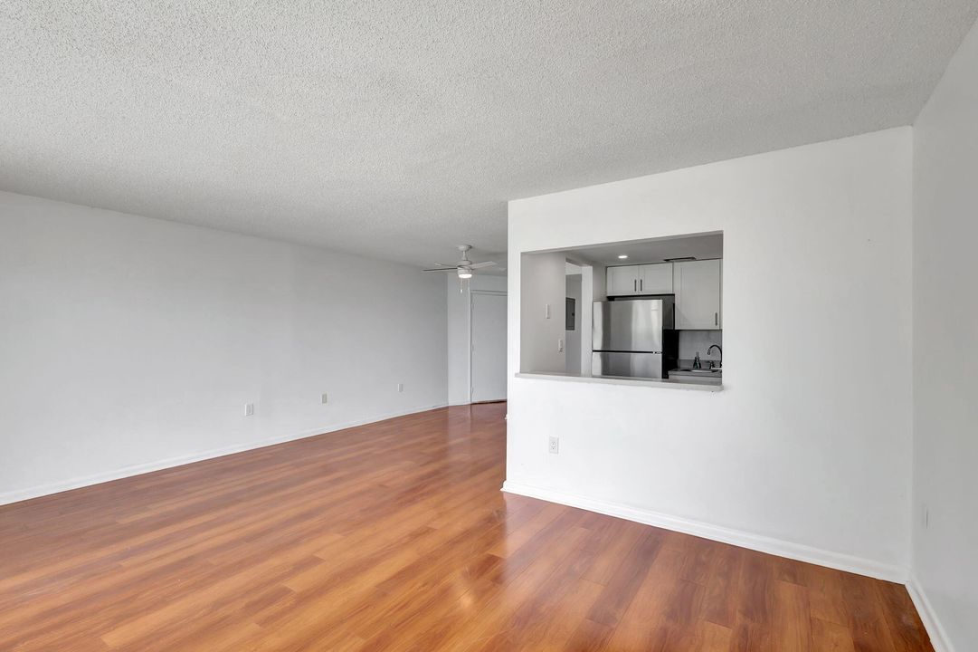 Active With Contract: $220,000 (1 beds, 1 baths, 674 Square Feet)