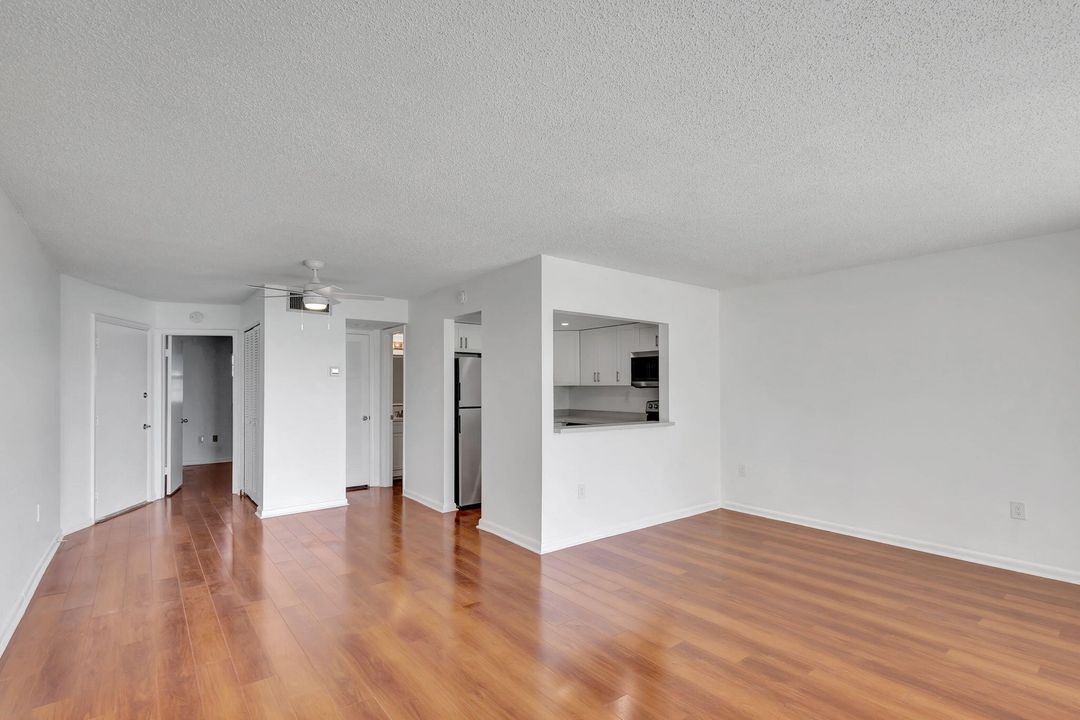 Active With Contract: $220,000 (1 beds, 1 baths, 674 Square Feet)