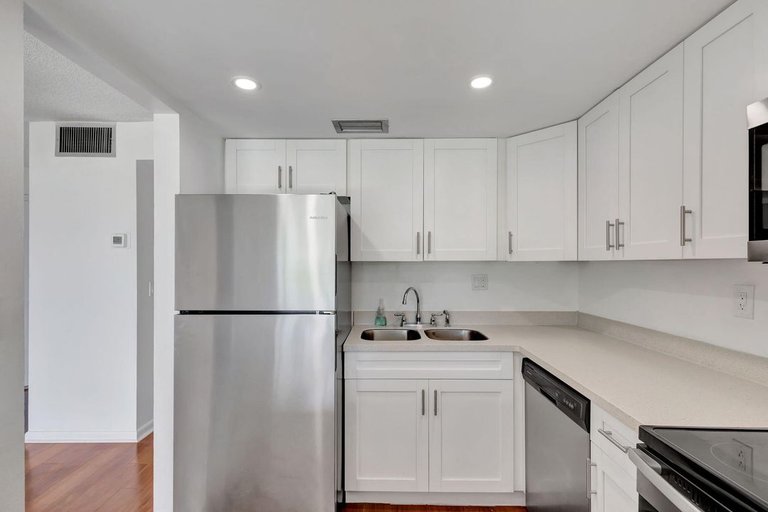 Active With Contract: $220,000 (1 beds, 1 baths, 674 Square Feet)