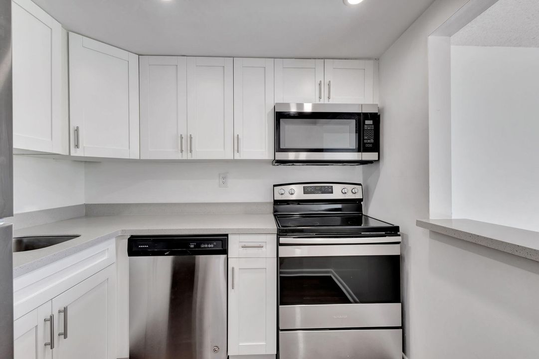 Active With Contract: $220,000 (1 beds, 1 baths, 674 Square Feet)