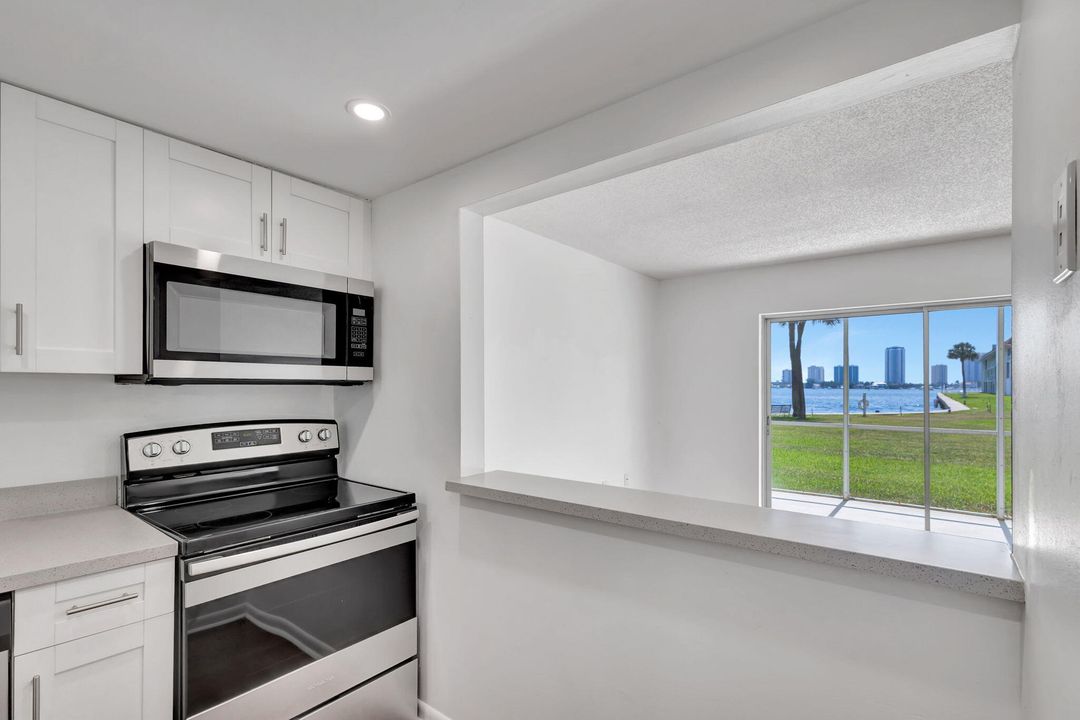 Active With Contract: $220,000 (1 beds, 1 baths, 674 Square Feet)