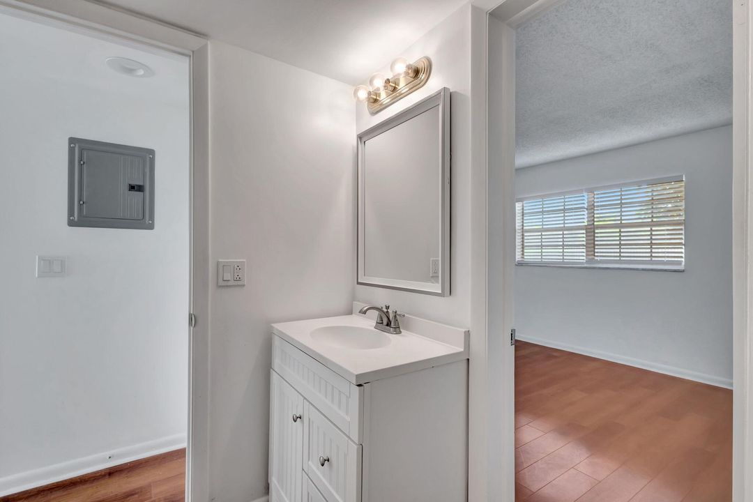 Active With Contract: $220,000 (1 beds, 1 baths, 674 Square Feet)