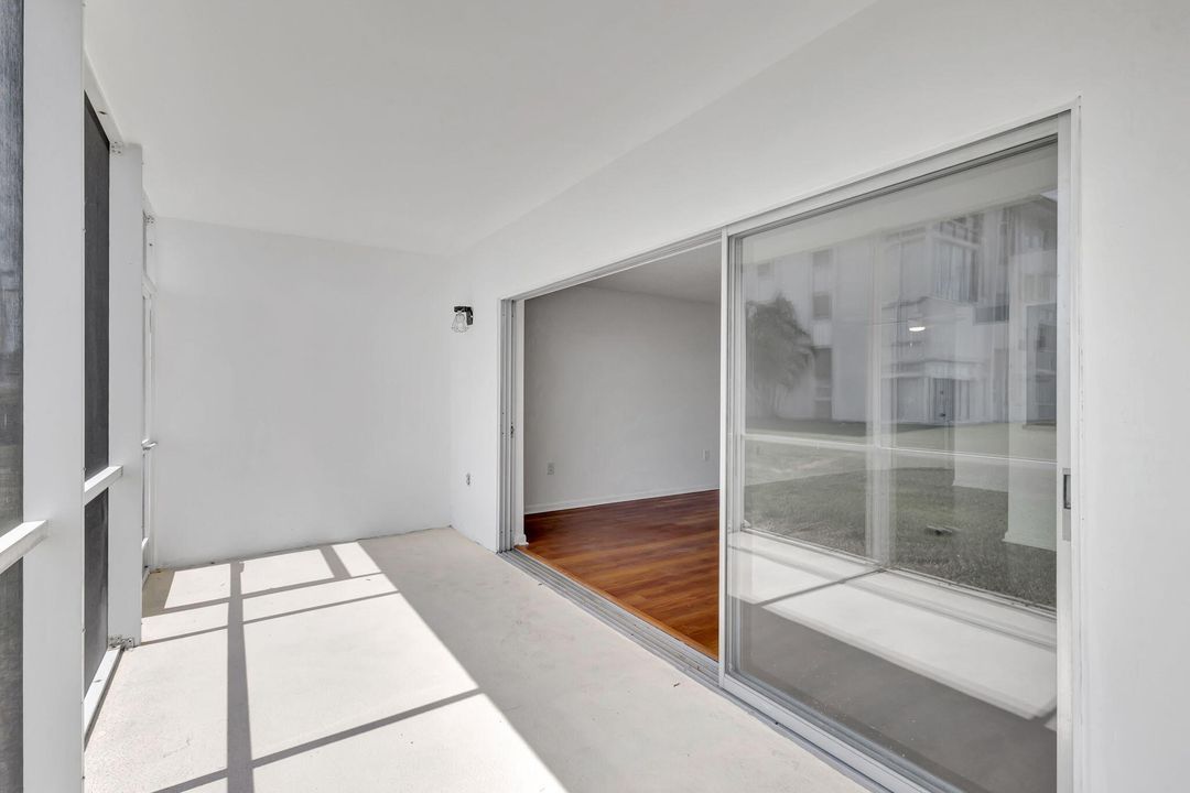 Active With Contract: $220,000 (1 beds, 1 baths, 674 Square Feet)