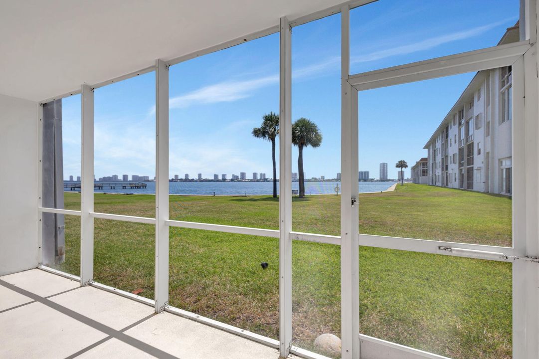 Active With Contract: $220,000 (1 beds, 1 baths, 674 Square Feet)