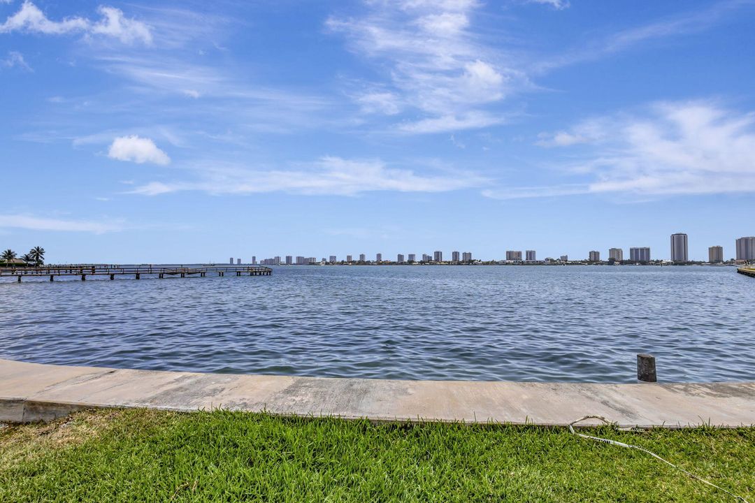 Active With Contract: $220,000 (1 beds, 1 baths, 674 Square Feet)