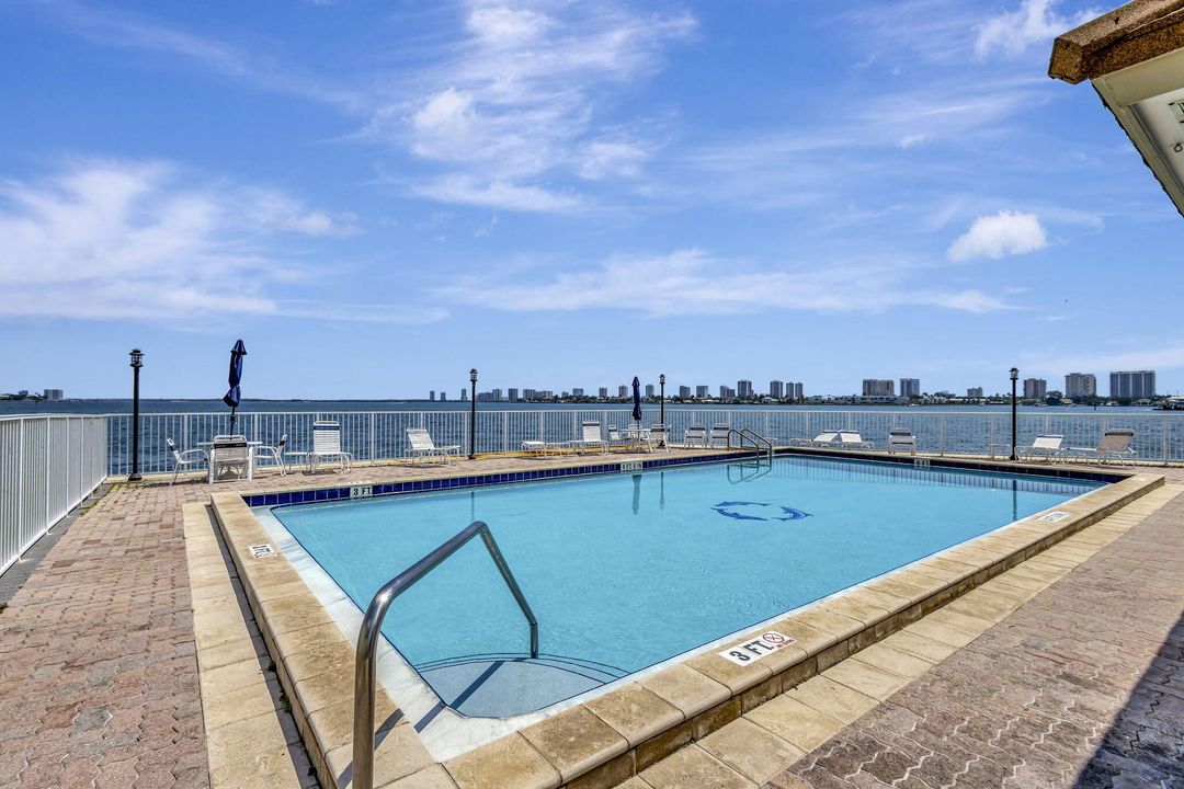 Active With Contract: $220,000 (1 beds, 1 baths, 674 Square Feet)