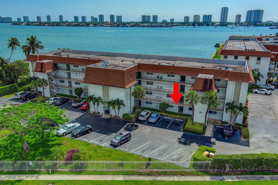 Active With Contract: $220,000 (1 beds, 1 baths, 674 Square Feet)