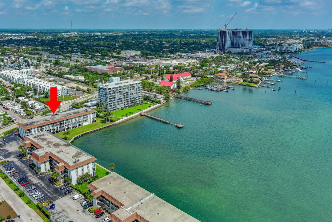 Active With Contract: $220,000 (1 beds, 1 baths, 674 Square Feet)