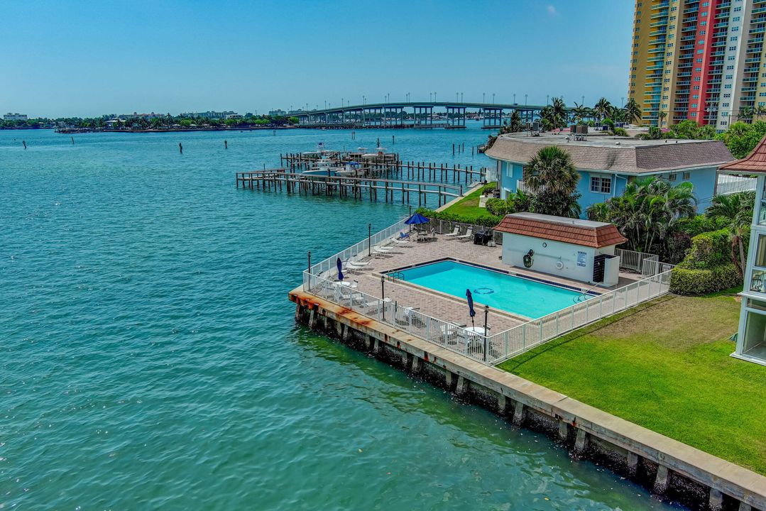 Active With Contract: $220,000 (1 beds, 1 baths, 674 Square Feet)