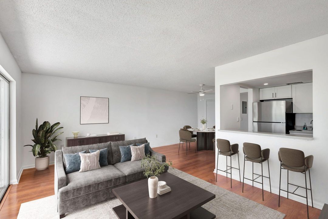 Active With Contract: $220,000 (1 beds, 1 baths, 674 Square Feet)