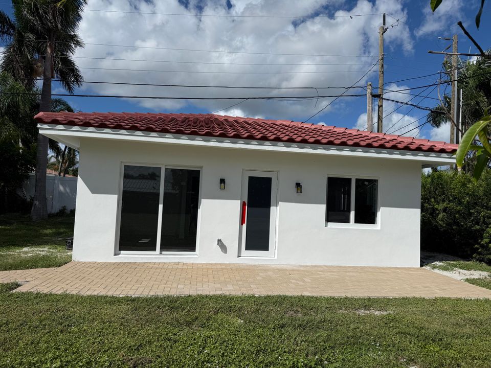 合同活跃: $2,000 (1 贝兹, 1 浴室, 498 平方英尺)