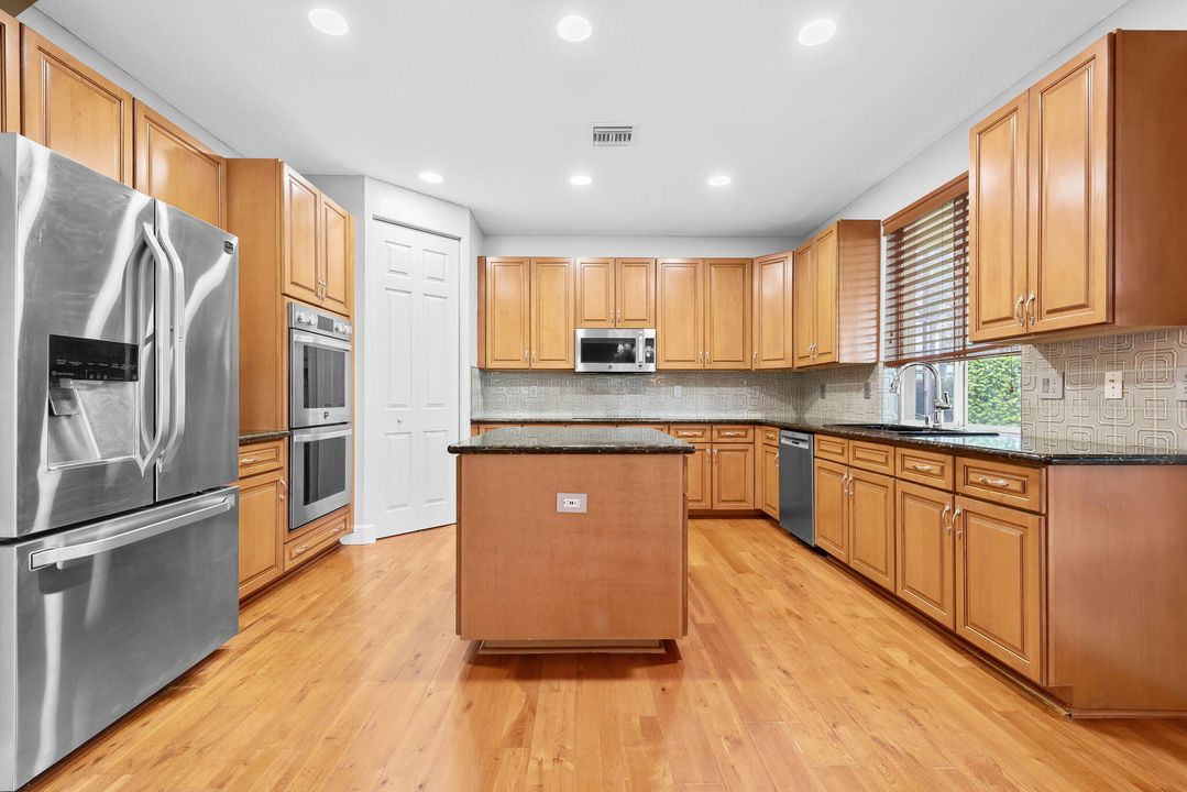 待售: $1,200,000 (6 贝兹, 4 浴室, 4091 平方英尺)