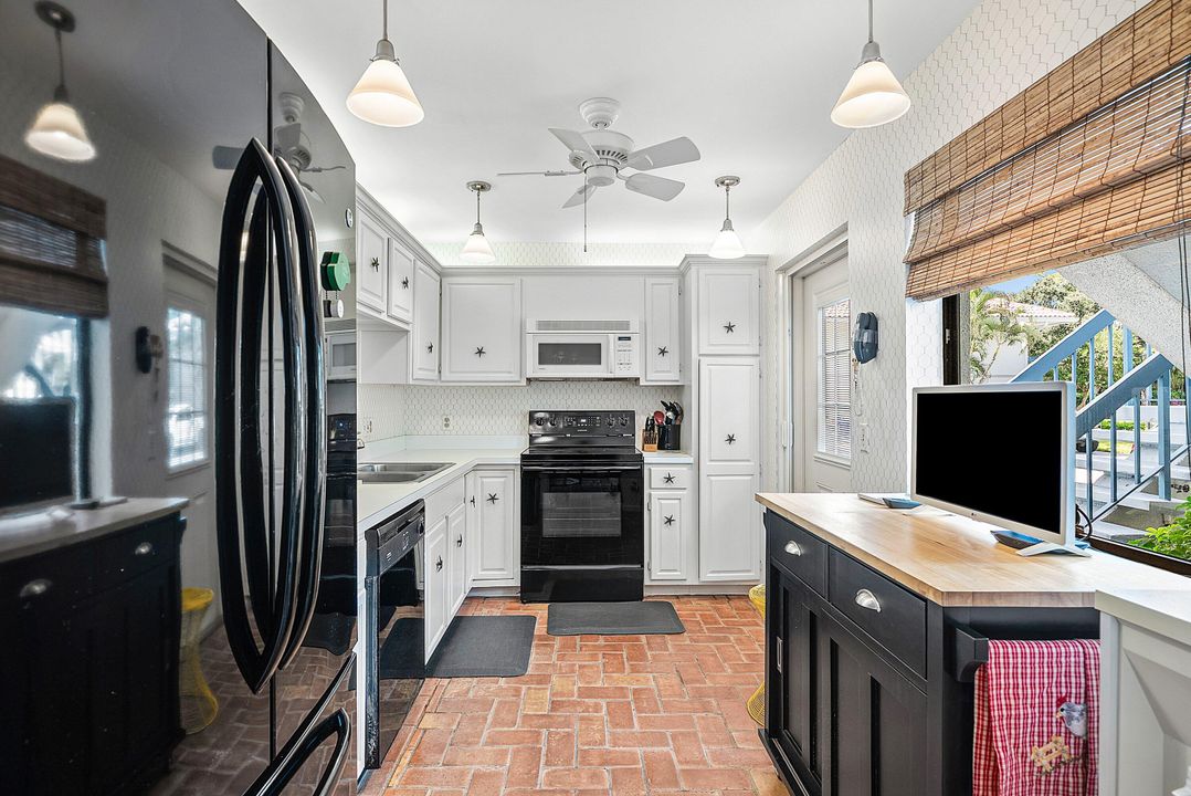 Active With Contract: $275,000 (2 beds, 2 baths, 1479 Square Feet)