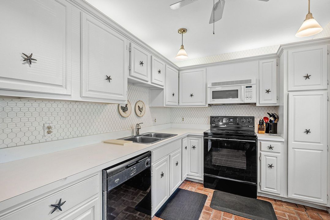 Active With Contract: $275,000 (2 beds, 2 baths, 1479 Square Feet)