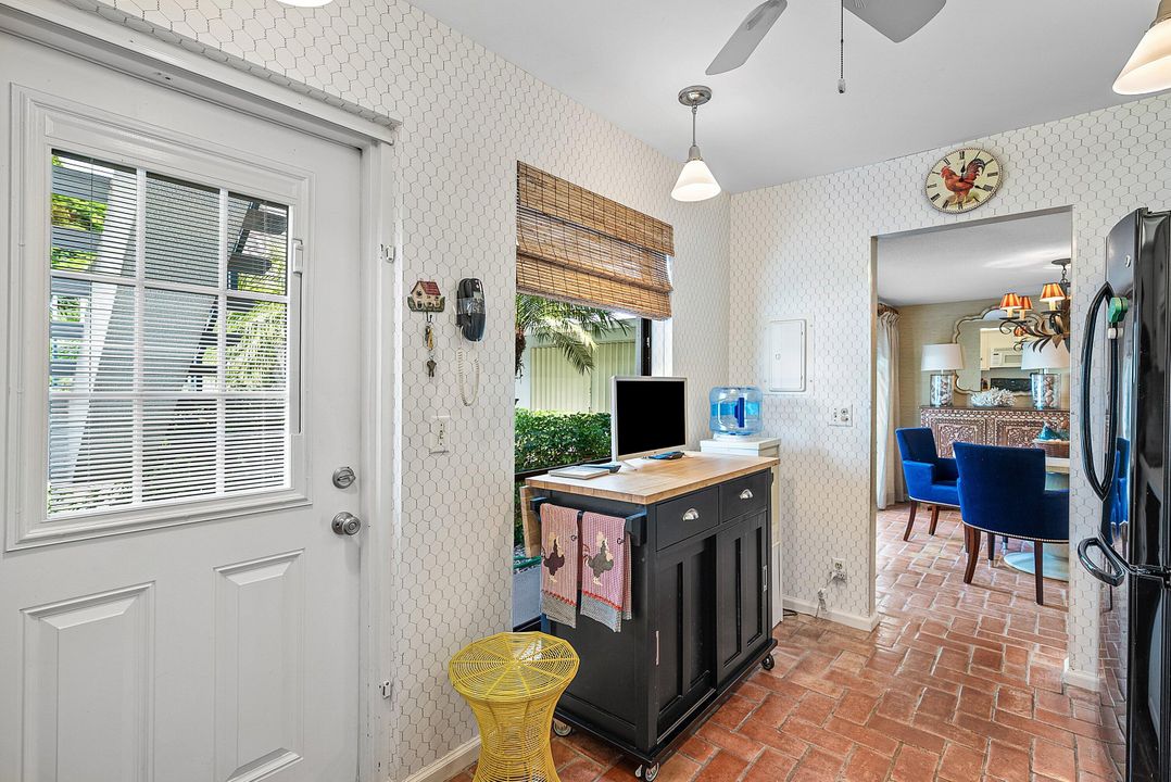 Active With Contract: $275,000 (2 beds, 2 baths, 1479 Square Feet)