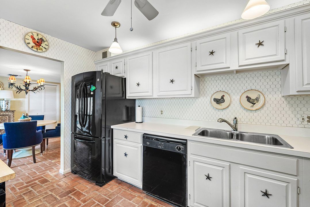 Active With Contract: $275,000 (2 beds, 2 baths, 1479 Square Feet)