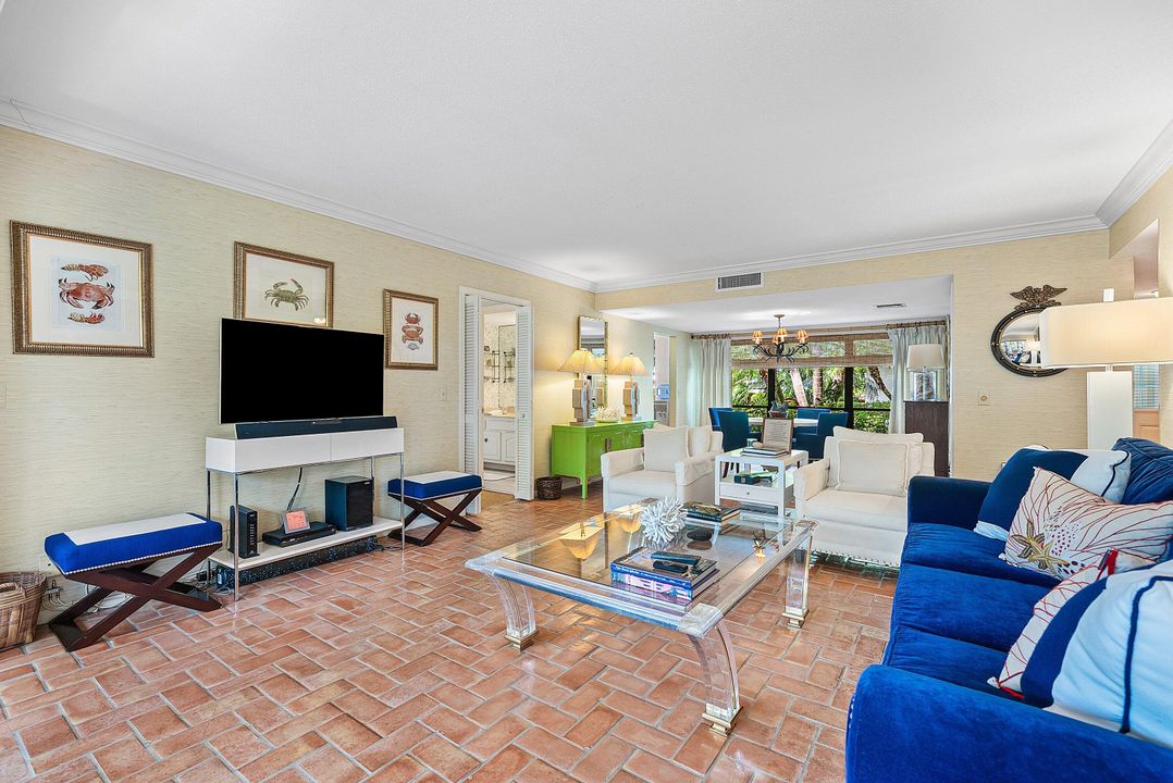 Active With Contract: $275,000 (2 beds, 2 baths, 1479 Square Feet)