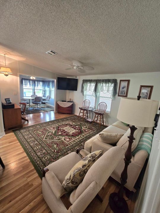 待售: $198,000 (2 贝兹, 2 浴室, 1018 平方英尺)