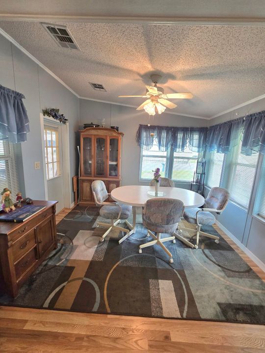 待售: $198,000 (2 贝兹, 2 浴室, 1018 平方英尺)