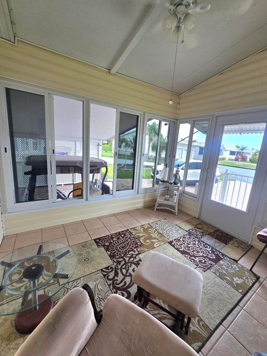 待售: $198,000 (2 贝兹, 2 浴室, 1018 平方英尺)