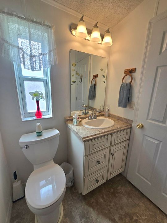 待售: $198,000 (2 贝兹, 2 浴室, 1018 平方英尺)