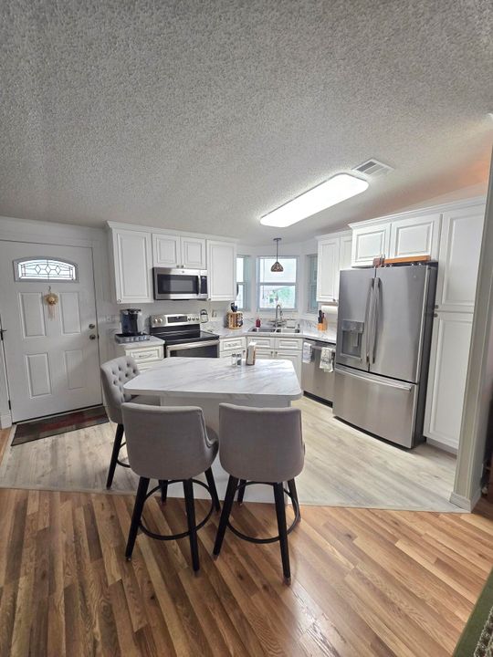 待售: $198,000 (2 贝兹, 2 浴室, 1018 平方英尺)