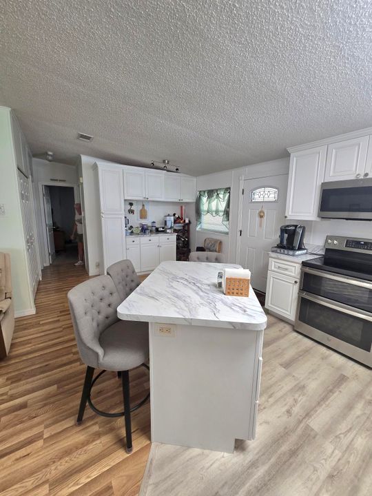 待售: $198,000 (2 贝兹, 2 浴室, 1018 平方英尺)