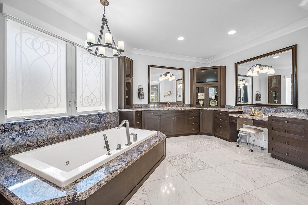 На продажу: $3,875,150 (5 спален, 4 ванн, 4079 Квадратных фут)