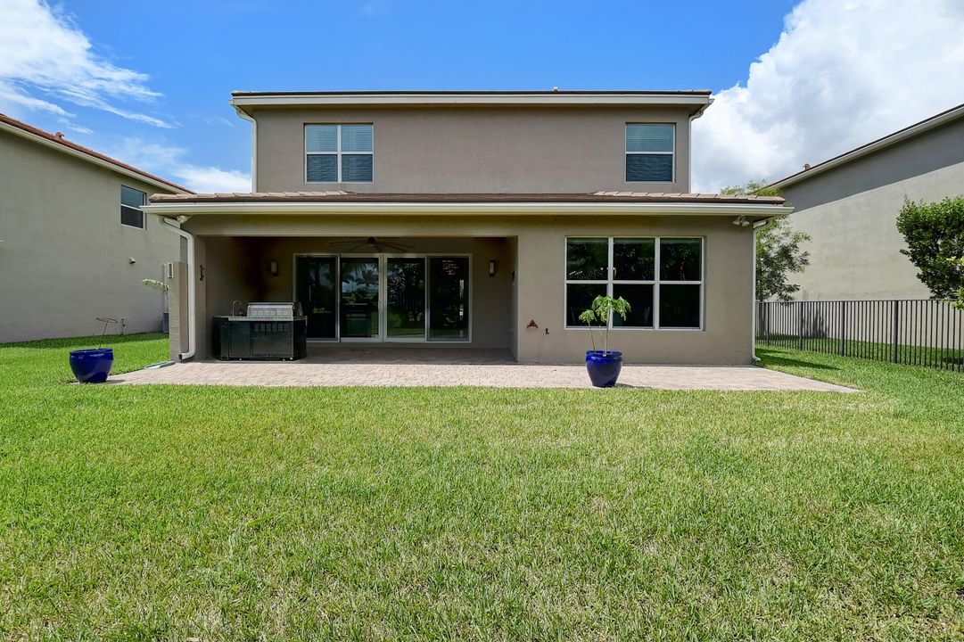 出租: $9,000 (4 贝兹, 3 浴室, 2656 平方英尺)