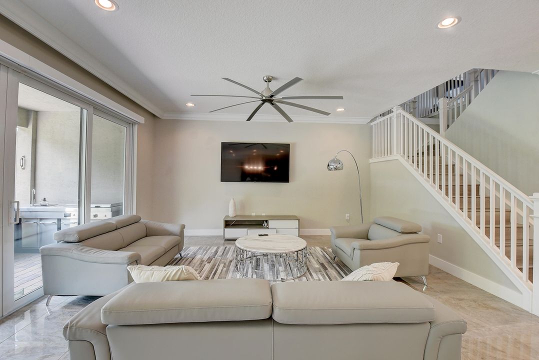 出租: $9,000 (4 贝兹, 3 浴室, 2656 平方英尺)