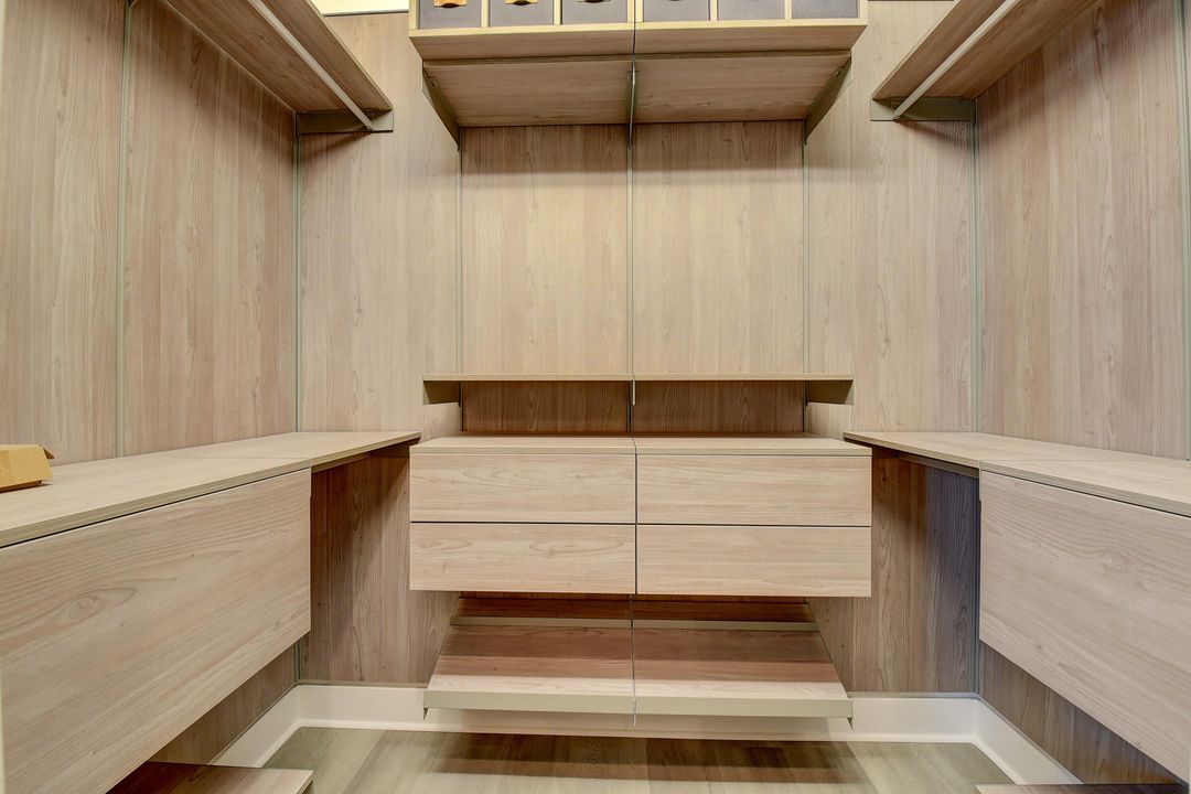 出租: $9,000 (4 贝兹, 3 浴室, 2656 平方英尺)