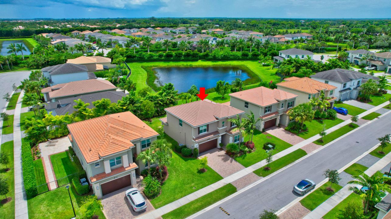 出租: $9,000 (4 贝兹, 3 浴室, 2656 平方英尺)