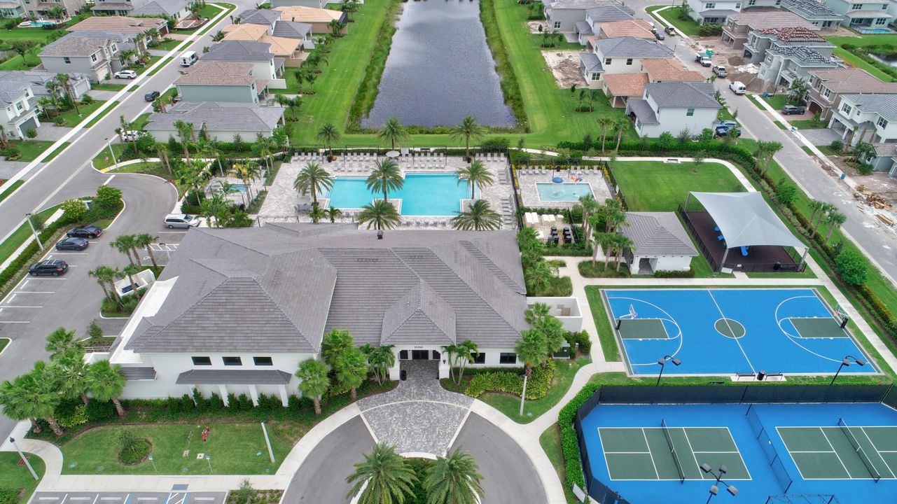 出租: $9,000 (4 贝兹, 3 浴室, 2656 平方英尺)