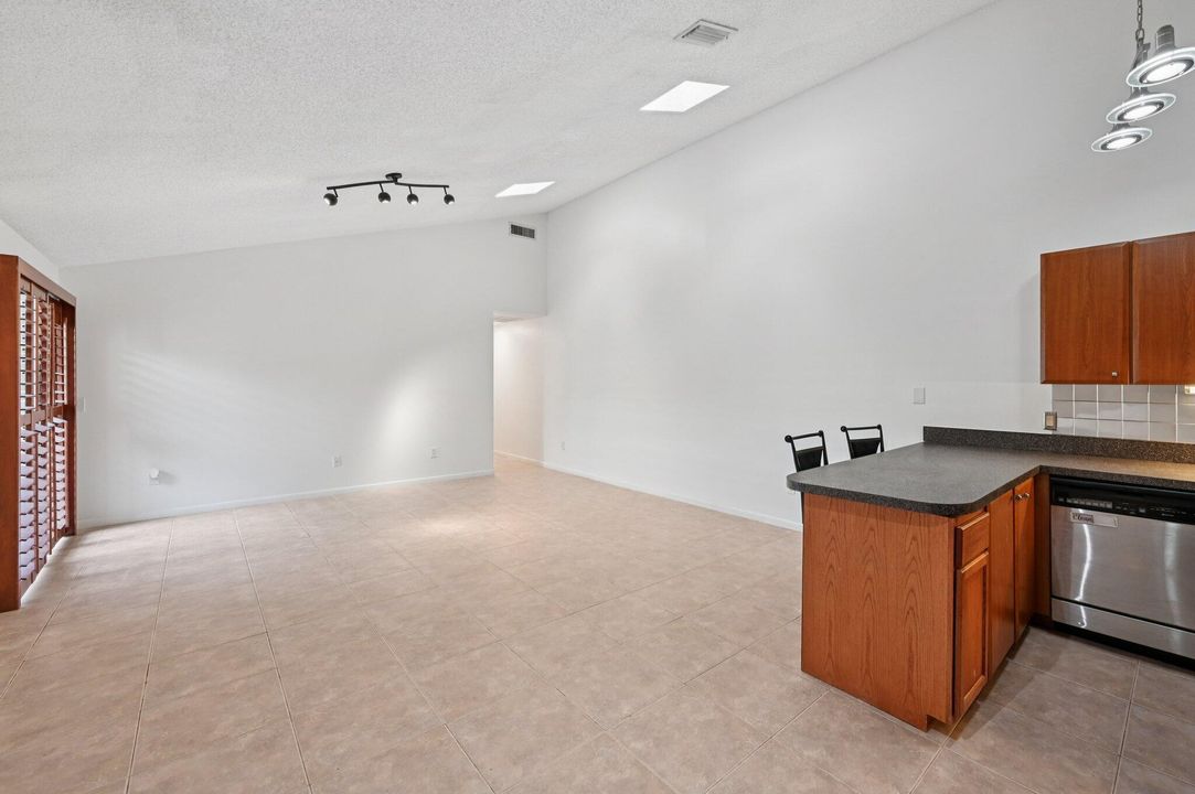 Active With Contract: $364,900 (3 beds, 2 baths, 1276 Square Feet)