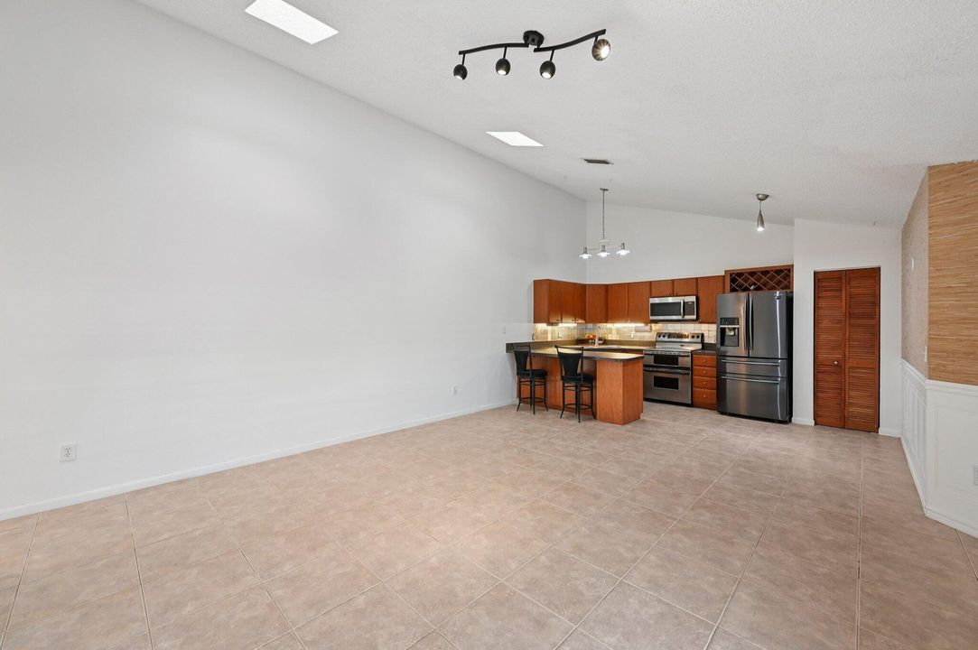 Active With Contract: $364,900 (3 beds, 2 baths, 1276 Square Feet)