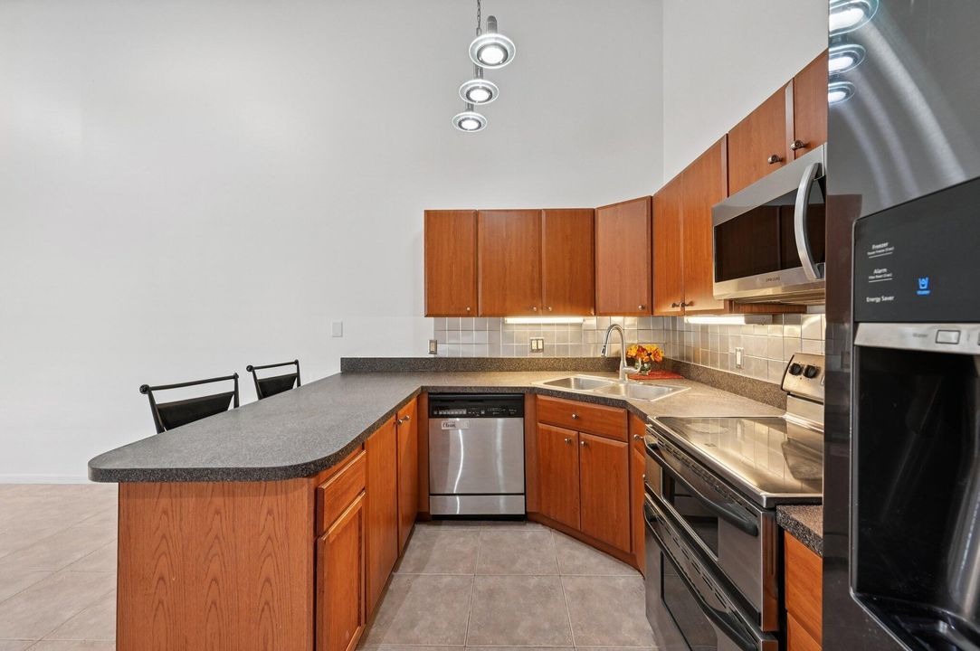 Active With Contract: $364,900 (3 beds, 2 baths, 1276 Square Feet)