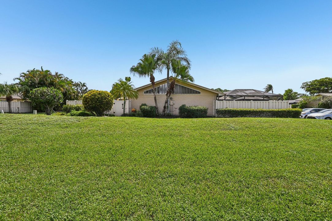 Active With Contract: $364,900 (3 beds, 2 baths, 1276 Square Feet)